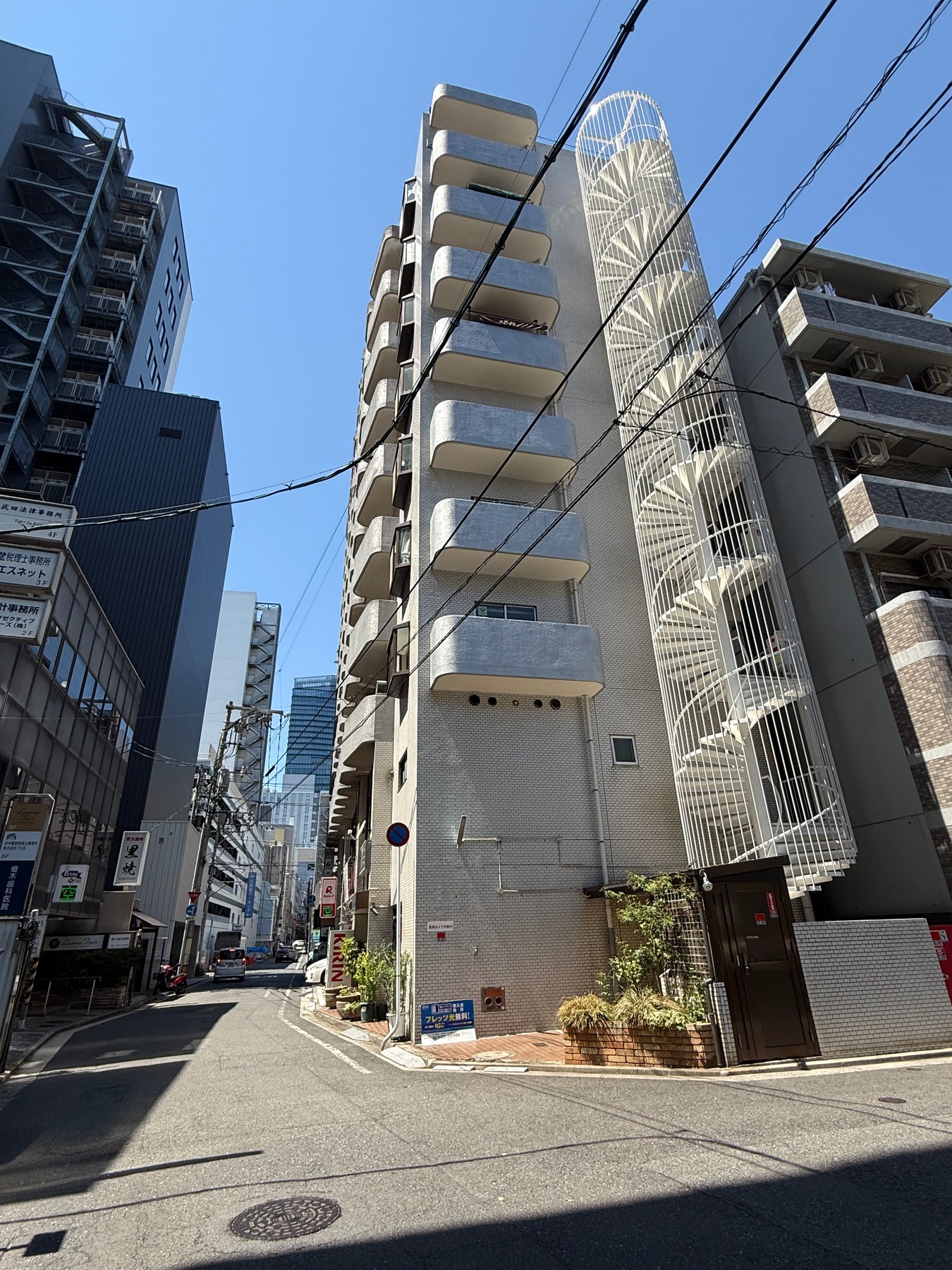 幟町にある幟ビルの外観