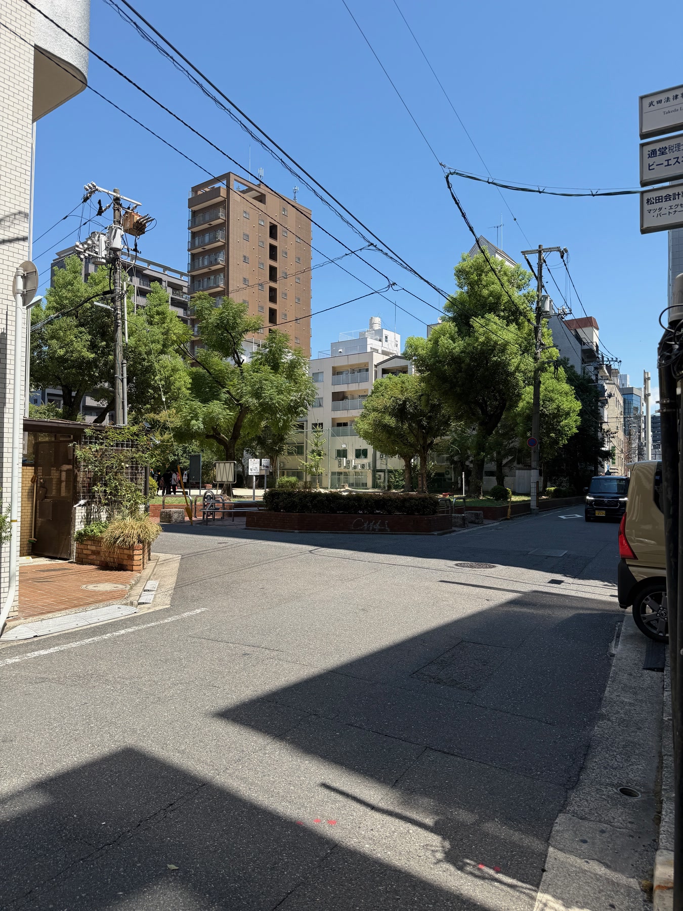 店舗の東隣にある幟町公園